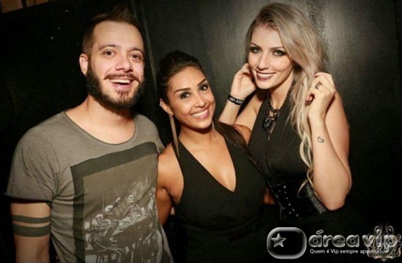 Max - Amanda - Ariane Reprodução/Instagram/amandadjehdian