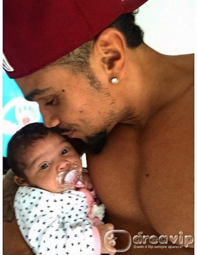 Naldo mostra rostinho da filha
