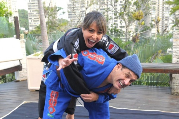 Sabrina Sato luta jiu-jítsu com Sérgio Mallandro