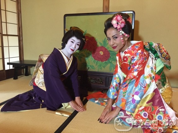 Sabrina Sato vira gueixa em seu programa