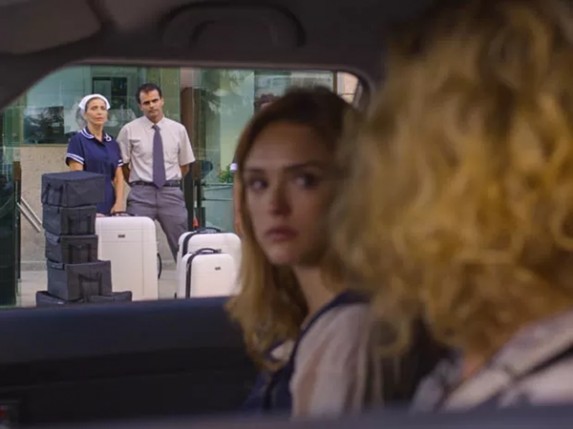 Sete Vidas - Júlia chega na porta do prédio Foto: TV Globo