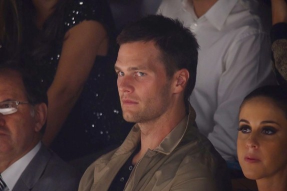 Tom Brady e família de Gisele Bündchen assistem seu último desfile