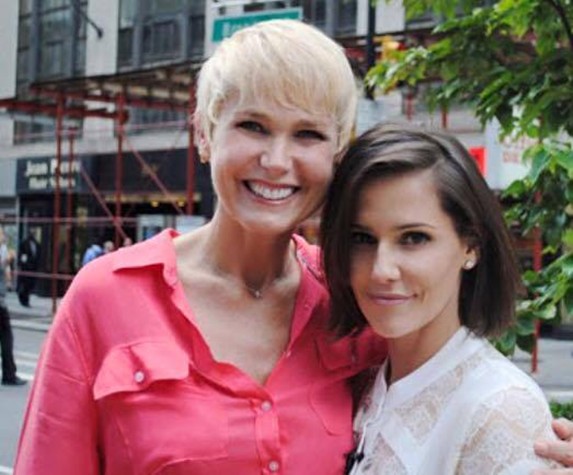 Xuxa parabeniza Deborah Secco pela gravidez