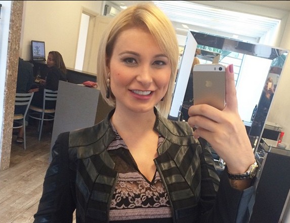 Andressa Urach volta a ficar loira