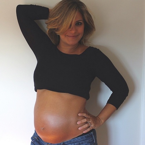 Grávida, a jornalista Flávia Freire exibe sua barriguinha