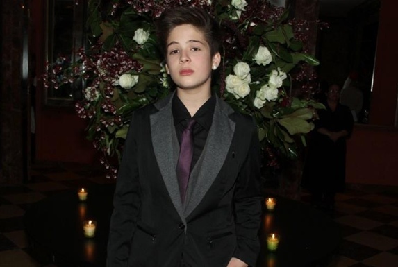 Prestes a estrear em novela do SBT, filho do cantor Leonardo curte festa dos filhos de Carlos Alberto de Nóbrega