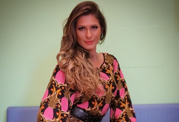 Lívia Andrade sofre acidente de carro