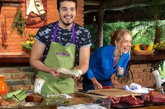 Luan Santana prepara um churrasco no ‘Estrelas’