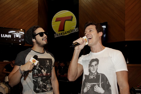 Luan Santana e Rodrigo Faro cantam juntos