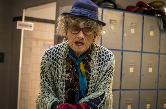 Gael se disfarça e encontra com Karina