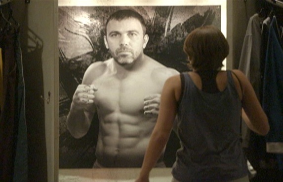 Karina tenta fotografar altar de Lobão, mas armário tá vazio