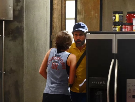 Gael vai ao apartamento do Lobão encontrar Karina