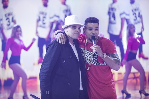 Pela primeira vez na TV, Naldo canta com o filho no ‘Legendários’