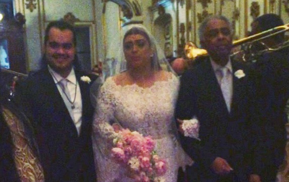 Preta Gil entra na igreja de braços dados com o pai e filho – Veja!