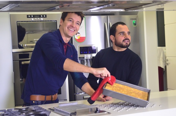Rodrigo Faro invade a casa de Luciano e revela as intimidades do cantor