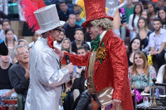 Serginho Groisman homenageia Chacrinha no ‘Altas Horas’