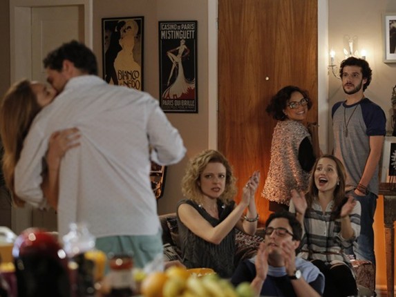 Sete Vidas - Pedro chega bem no momento em que Felipe e Julia se beijam Fábio Rocha / Gshow