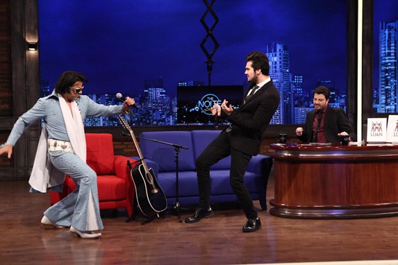 Luan Santana canta ao lado de ‘Elvis Presley’ no The Noite