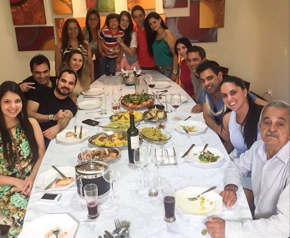 Graciele Lacerda posta foto do almoço surpresa para o pai de Zezé