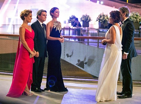 Evandro apresenta Alice para Beatriz como sua namorada