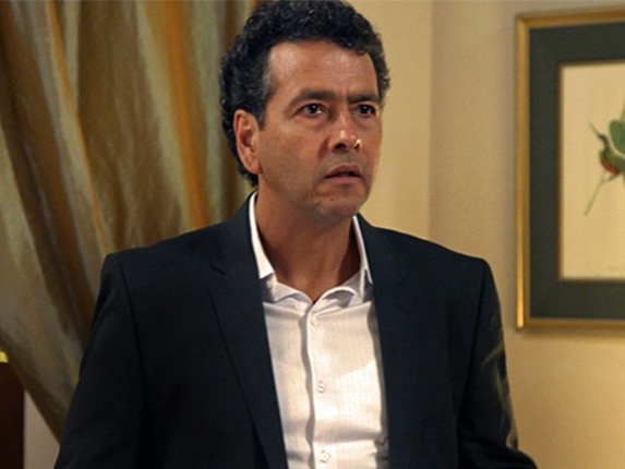 Aderbal e Consuelo descobrem a verdade sobre a família de Rafael