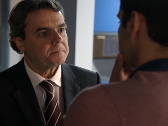 Evandro pressiona Guto sobre cyberbullying