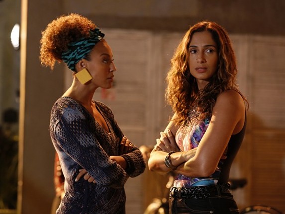 Regina vê Vinícius e Cris juntos