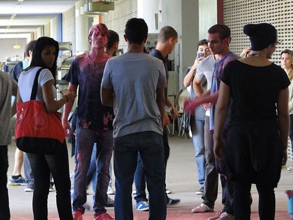 Colegas da faculdade jogam tinta rosa na cabeça de Rafael