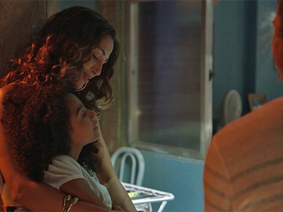 Júlia torce para que Regina namore Carlos