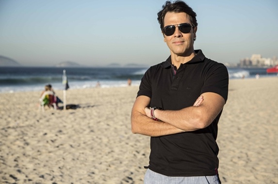 Evandro exige que Inês contrate Sérgio