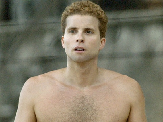 Vinícius flagrará Regina aos beijos com outro