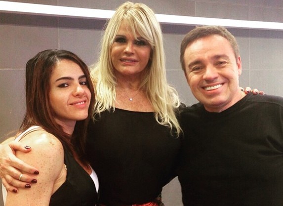 Monique Evans mostra namorada pela primeira vez na TV