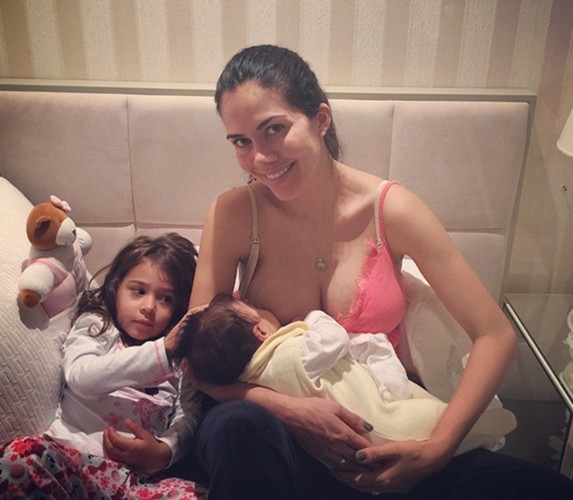 Daniela Albuquerque posta foto amamentando