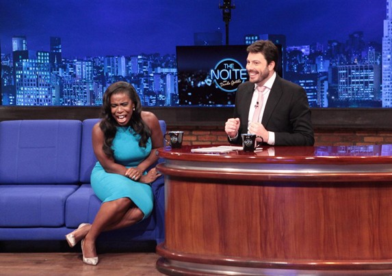 Danilo Gentili recebe Uzo Aduba, a Crazy Eyes de Orange is the New Black, no ‘The Noite’