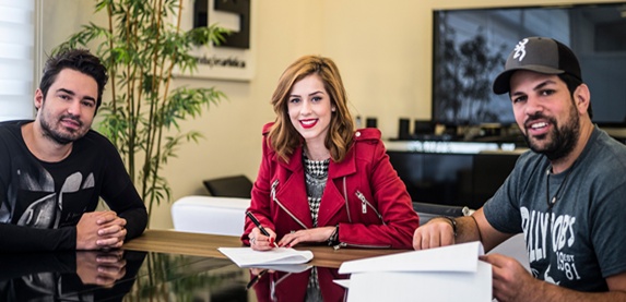Sophia Abrahão assina com escritório da dupla Fernando e Sorocaba