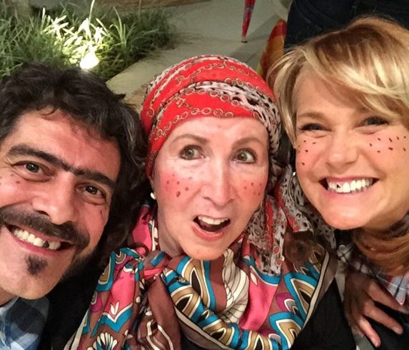 Xuxa curte festa junina com a mãe e famosos