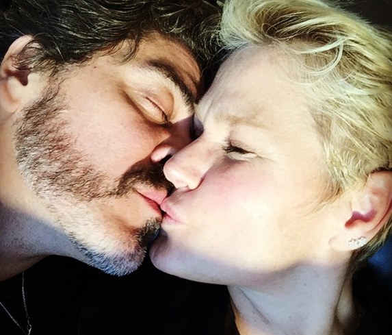 Comemorando o Dia do Namorados, Xuxa e Junno se declaram em rede social