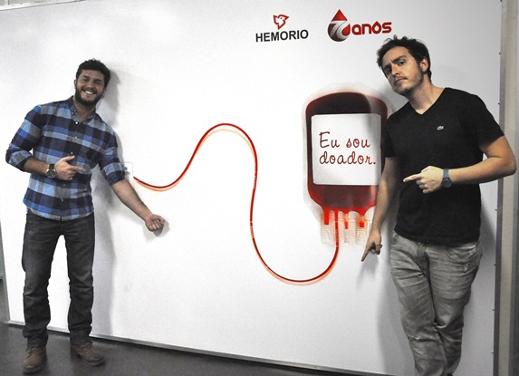 Klebber Toledo e Wagner Santisteban emocionam pacientes e funcionários no Hemorio com espetáculo de teatro