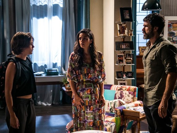 Karina descobre que Cobra é seu irmão de sangue