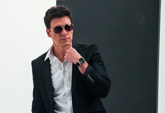 Rodrigo Faro assina coleção de óculos de sol e relógios