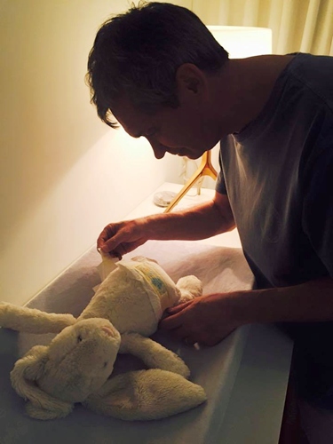 Serginho Groisman posta foto trocando fraldas