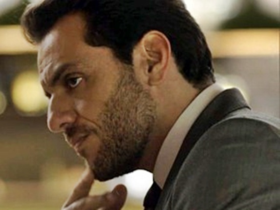 Alex dá bofetada na cara de Giovanna ao saber que ela faz book rosa