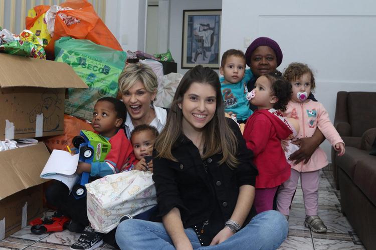 Andréa Nóbrega e a filha doam brinquedos para crianças carentes