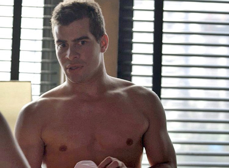 Regina pega Diogo de cueca na casa de Beatriz