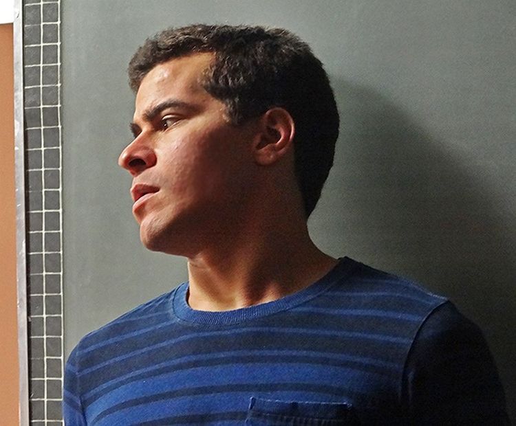 Otávio invade apartamento de Beatriz e Diogo se esconde