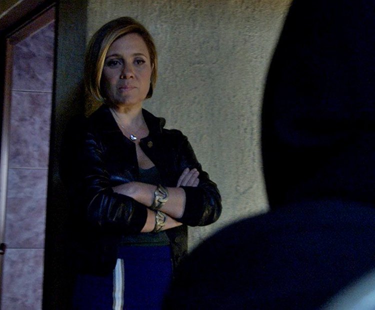 Inês tortura Beatriz no cativeiro