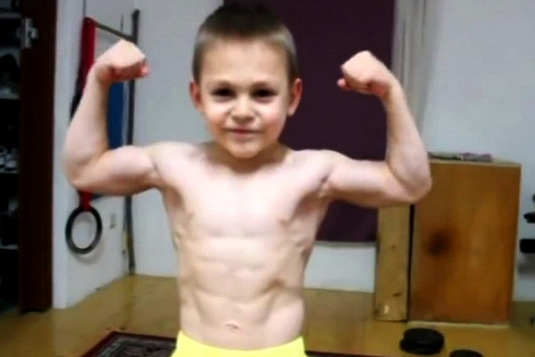 ‘Câmera Record’ mostra crianças que perderam a infância em busca do corpo perfeito