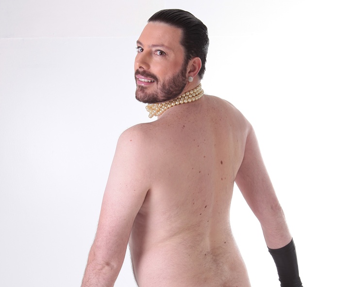 Danilo Gentili convida Junior Lima para fotografá-lo em pose de Kim Kardashian no ‘The Noite’