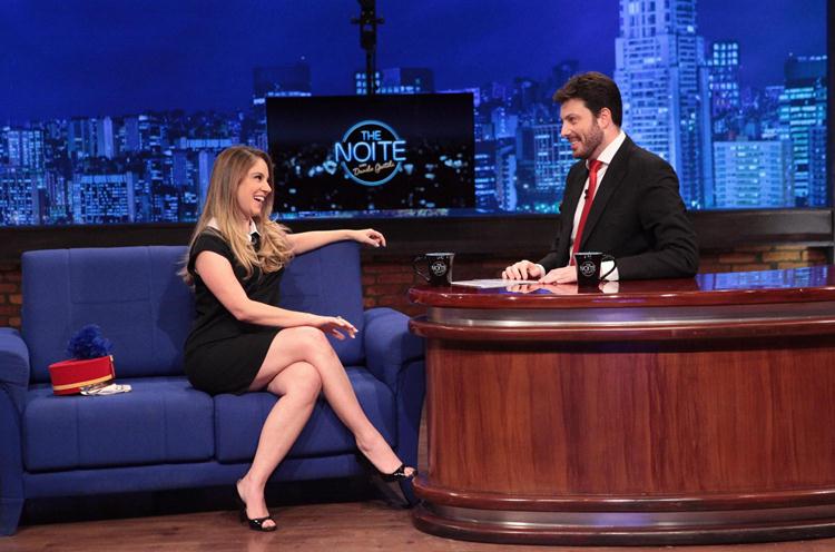 Danilo Gentili recebe a atriz Juliana Baroni no ‘The Noite’
