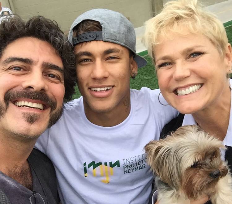 Ao lado de Junno, Xuxa visita instituto do Neymar
